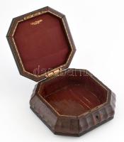 2 db antik, bőrborítású doboz, ládika. Rombusz alakú, kulcsos zárral. 17x17 cm + Aranyozott bőr dobo...