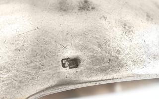 Ezüst (Ag) tejmerő kanál jelzett HL nemesi monogrammal, 107 g