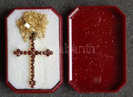 Aranyozott ezüst (Ag) kereszt cseh gránátokkal (féldrágakő) + szép filigrán aranylánc (Au) 14K 2,31g, kis ékszeres dobozban