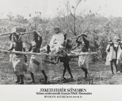 cca 1976 ,,Fekete-fehér színesben" című francia - nyugatnémet - svájci filmszatíra jelenetei és...