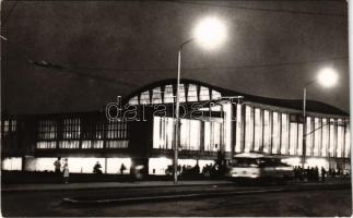 Brassó, Kronstadt, Brasov; pályaudvar este, vasútállomás, autóbusz / railway station at night, autobus (kis szakadás / small tear)