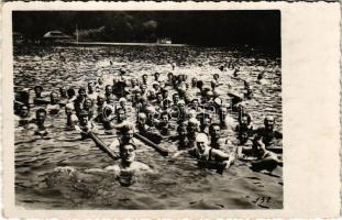 Szovátafürdő, Baile Sovata; strand fürdőzőkkel / spa, bathing people. Foto Onodi, photo