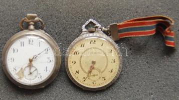 2 régi ezüst (Ag) zsebóra egyik sérült, másik Ag szalagos karabínerrel