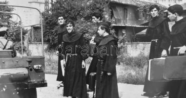 cca 1964 ,,Szerzetesek géppisztollyal" című olasz kalandfilm jelenetei és szereplői (főszereplő...