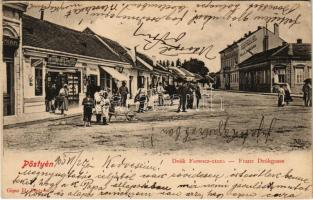 1900 Pöstyén, Piestany; Deák Ferenc utca, gyógyszertár, Első pöstyéni könyvnyomda, könyv- és papírkereskedés a bagolyhoz, B. Blad étterem, Villa Hungaria szálloda. Gipsz H. kiadása / street, shops, hotel, restaurant (EK)