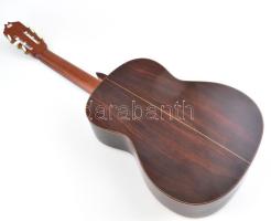 Cremona klasszikus gitár tokkal, hozzá egy készlet elektromos gitár húr