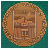 ~1970. "Szombathely Város Tanácsa / Isis sistrummal a kezében" kétoldalas bronz emlékérem ...