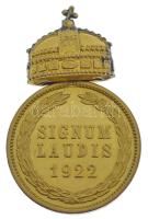 1922. "Magyar Koronás Aranyérem" aranyozott bronz kitüntetés, függesztőkarika és mellszala...