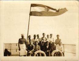 1928 SS HONVÉD egycsavaros tengeri áruszállító gőzhajó a Bahama szigeteknél Port Arthur felé, Salamon és Szelke a legénység egy részével a fedélzeten / Hungarian single screw sea-going steam freighter with crew on deck. photo (11,5 x 8,9 cm) (EK)