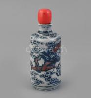 Kínai máz alatti vörös-kék festésű porcelán tubákos üvegcse sárkányos motívummal, fém nyeles kupakkal, m: 10,5 cm