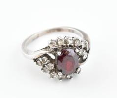 Ezüst(Ag) gyűrű gránát kővel, jelzett, méret: 52, bruttó: 4,7 g