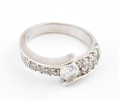 Ezüst(Ag) kövekkel gazdagon kirakott gyűrű, jelzett, méret: 54, bruttó: 3,9 g