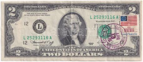 Amerikai Egyesült Államok 1976. (1976) 2$ Federeal Reserve Note zöld pecsét, Francine Irving Neff - William E. Simon, 13c bicentenáriumi bélyeggel és elsőnapi bélyegzéssel LOS ANGELES CA SIA. 15 T:XF,VF USA 1976. (1976) 2 Dollars Federal Reserve Note green seal, Francine Irving Neff - William E. Simon with 13 Cents Bicentennail stamp and FDC cancellation with LOS ANGELES CA SIA. 15 C:XF,VF Krause 461.