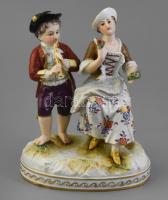 Volkstedter porcelán szerelmes pár (furulyázó férfival), kézzel festett, jelzett, apró kopásnyomokkal, restaurált, m: 16 cm, h: 13 cm