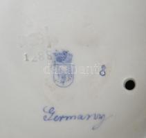 Schierholz porcelán arató figura, kézzel festett, jelzett, apró kopásnyomokkal, restaurált m: 17 cm