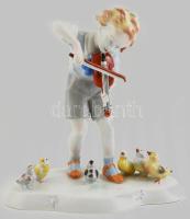 Metzler Orloff porcelán csibéknek hegedülő fiú, kézzel festett, jelzett, apró kopásnyomokkal, m: 18 cm, h: 16 cm