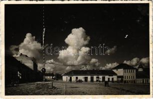 1943 Szilágycseh, Cehu Silvaniei; Fő tér, országzászló, Spitzer Márton, Spitzer Chaim, Róth és Pollák és Nagy Ödön üzlete, autó / main square, Hungarian flag, shops, automobile (fl)