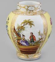 Porcelán váza, kézzel festett, jelzett (R), apró kopásnyomokkal, m: 13 cm
