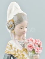 Lladro spanyol porcelán hölgy virágcsokorral, kézzel festett, jelzett, apró kopásnyomokkal, m: 24 cm