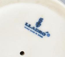 Lladro spanyol porcelán hölgy virágcsokorral, kézzel festett, jelzett, apró kopásnyomokkal, m: 24 cm