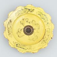 Antik, sárga népi fali tányér, mázas kerámia, jelzés nélkül, kopott, hajszálrepedésekkel, d: 21 cm