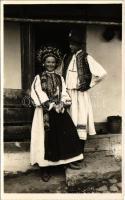 Marótlaka, Morlaka, Morlaca (Kolozs); Román fiatal pár / Pareche logodita / Romanian folklore. Foto orig. J. Fischer 1935