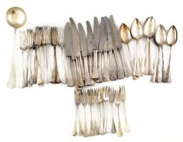 Ezüst (Ag) étkészlet 12 személyes. Jelzett dianás. XX. sz eleje. össz nettó 2290 g + ezüst nyelű kések