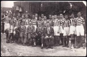 1923/24-es bajnoki év, Üllői úton a játékos bejárat előtt, Ferencváros TC, hátoldalon feliratozott fotó, sarkain törésnyomok, 9×14 cm