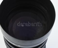 Pentacon 4/300 (300 mm f/4) objektív, sapkával, eredeti bőr tokjában, az objektív két lencse között ...