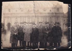 1924-1925 Róma, Vatikán előtt az FTC csapata, hátoldalon feliratozott fotó, felületén törésnyomok, szakadások, hiány, 8×11,5 cm