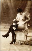 Meztelen erotikus hölgy combharisnyában / Erotic nude lady in stockings. J.A. Paris 6592. (non PC)