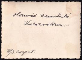 1941 Honvéd bemutató Kolozsváron, hátoldalon feliratozott fotó, 6×8,5 cm