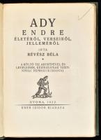 Révész Béla: Ady Endre életéről, verseiről, jelleméről. A költő fényképfelvételeit Székely Aladár készítette. A külső címlapot és a fametszésű könyvdíszeket Kozma Lajos rajzolta. Gyoma, 1922, Kner Izidor,1 t.+219 p.+2 sztl. lev.+8 t. Oldalszámozáson belül 18, a költő leveleinek, kéziratainak reprodukciójával. Átkötött egészvászon-kötés, egy képtábla hiányzik, benne néhány foltos lappal is.   "Készült famentes papíroson 3000,velinpapíroson félvászon-kötésben 200, valódi merített papíroson félbőrkötésben 50 példányban." Számozatlan példány.