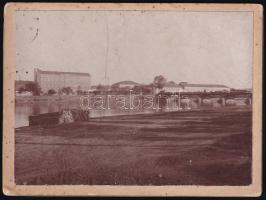cca 1900 Makó, Maros-part a kereskedelmi iskolával és a zárdával, híddal, keményhátú fotó, sérülésekkel, 9×12 cm