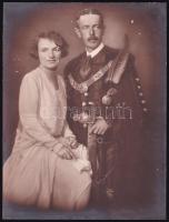 cca 1920-1930 Férfi díszmagyarban felesége társaságában, fotó, felületi sérülésekkel, 22,5×17 cm