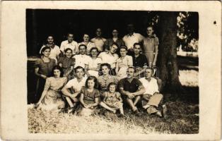 1939 Püspökfürdő, Szentlászlófürdő, Baile 1 Mai, Episcopiei (Nagyvárad, Oradea); fürdő vendégek csoportképe a parkban / spa guests in the park. photo (gyűrődések / creases)