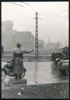 1950-es évek forgalmat irányító rendőr a Baross téren a Keleti pályaudvarnál 13x18 cm Hernádi Miklós pecséttel jelzett fotója