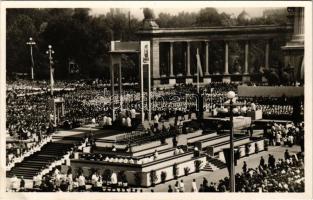 1939 Budapest XIV. XXVIII. Országos Katolikus Nagygyűlés a Hősök terén. Az Oltár Bardon Alfréd okl. építészmérnök Műegyetemi tanársegéd alkotása (EK)