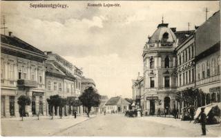 Sepsiszentgyörgy, Sfantu Gheorghe; Kossuth Lajos tér, Kossuth kávéház, Kozma L. és Fogolyán Endre üzlete, piac árusok. Benkő M. kiadása / square, cafe, shops, market