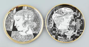 2 db Szász Endre által tervezett Hollóházi porcelán dísztányér. Matricás, jelzett, kopott, d: 21 cm