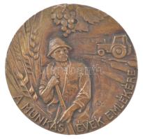 Lajos József (1936-) DN A munkás évek emlékére egyoldalas, öntött bronz plakett, hátoldalán Debreceni Péterné gravírozással (90mm) T:AU