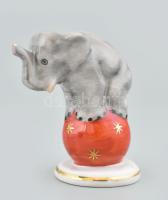 Herendi porcelán elefánt labdával. Kézzel festett, jelzett, kis kopással, m: 7 cm