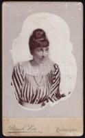 cca 1910 Női portré, hátoldalon feliratozott Gróf Batthyány Ilona ajándéka, keményhátú fotó Rauch Ede budapesti műterméből, 10,5×6,5 cm