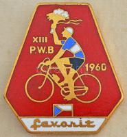 Csehszlovákia 1960. "XIII. Prága-Varsó-Berlin" aranyozott, zománcozott bronz jelvény eredeti tokban, a tok belső részén francia nyelvű felirattal "A XIII. Prága-Varsó-Berlin Békeverseny résztvevőinek emlékére - Csehszlovák Kerékpáripar" (36x40mm) T:AU Czechoslovakia 1960. "XIII. Prague-Warsaw-Berlin" gilt, enamelled bronze badge in original case, with an inscription in French on the inside of the case "To the participants of the XIII Peace Race Prague-Warsaw-Berlin in memory - Czechoslovak Bicycle Industry" (36x40mm) T:AU