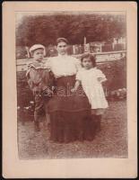 cca 1905 Nő gyermekeivel, keményhátú fotó, 13×10 cm