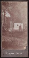 1906 Férfi háznál, keményhátú fotó, sérüléssel, 16,5×8 cm