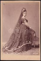 cca 1875 Ernestine Gindele (1841-1879) osztrák színésznő, énekesnő, keményhátú fotó, 15,5×10,5 cm