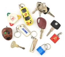 1 zacskó Autós kulcs Autós jelzésű kulcsok, kulcstartók, vegyesen.