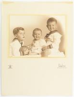 cca 1930-1935 Gyerekek műtermi portréja, kartonra kasírozott fotó Halmi Béla budapesti műterméből, eredeti borítékjában, 18×23 cm