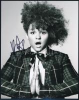 Rachel Crow amerikai énekesnő, az amerikai 'The X Factor' versenyzőjének autográf aláírása őt ábrázoló fotónyomaton, tanúsítvánnyal, 25x20 cm / Autograph signed photo of Rachel Crow American singer, participant of the first season of the American version of 'The X Factor', with certificate, 25x20 cm